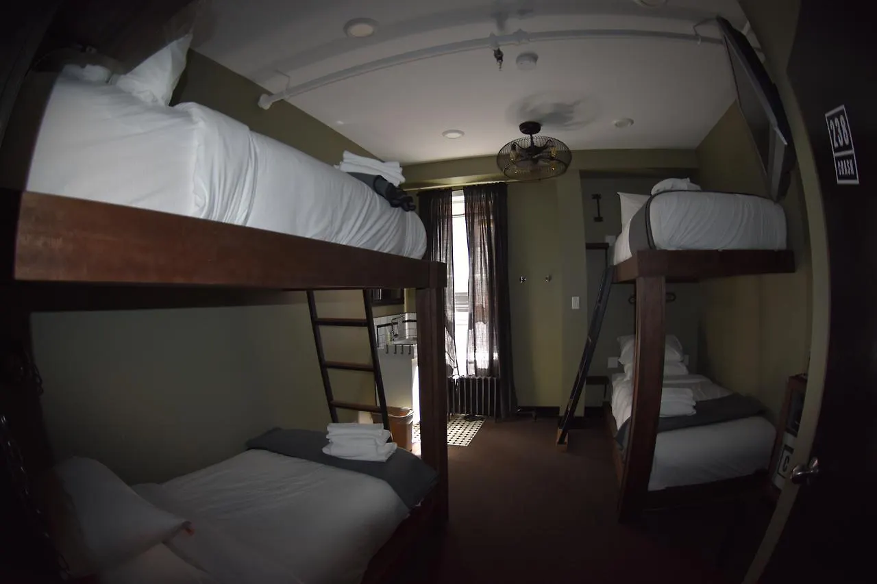 Crash Hotel Downtown Edmonton 2*,